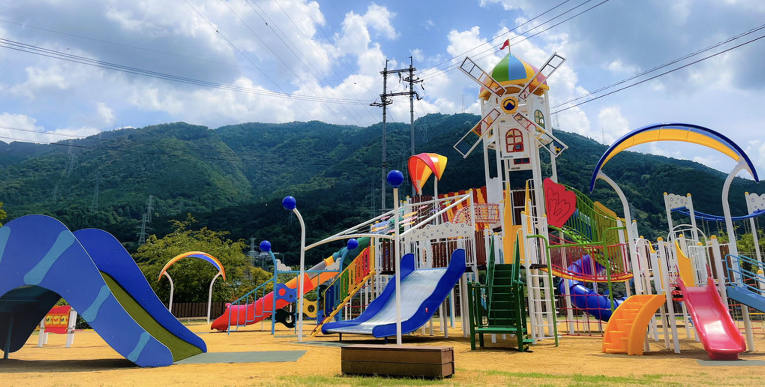 吉野川ハイウェイオアシス 山と川 豊かな自然 展望台からは悠々と流れる 清流吉野川 が一望できる 四国のいいもの見つけよう エシカル目線でセレクトした 四国のいいもの を再発見 地元 にし阿波 はもちろん 徳島 香川 愛媛 高知 オール四国のお土産品